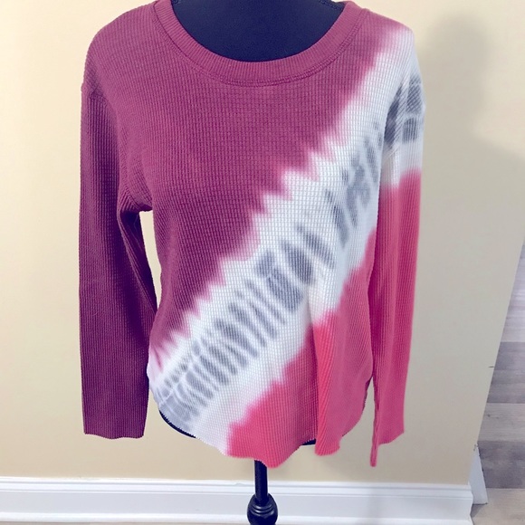 Anthropologie Tops - Anthropologie boho Ty dye thermal pullover in raspberry Blue white sz s